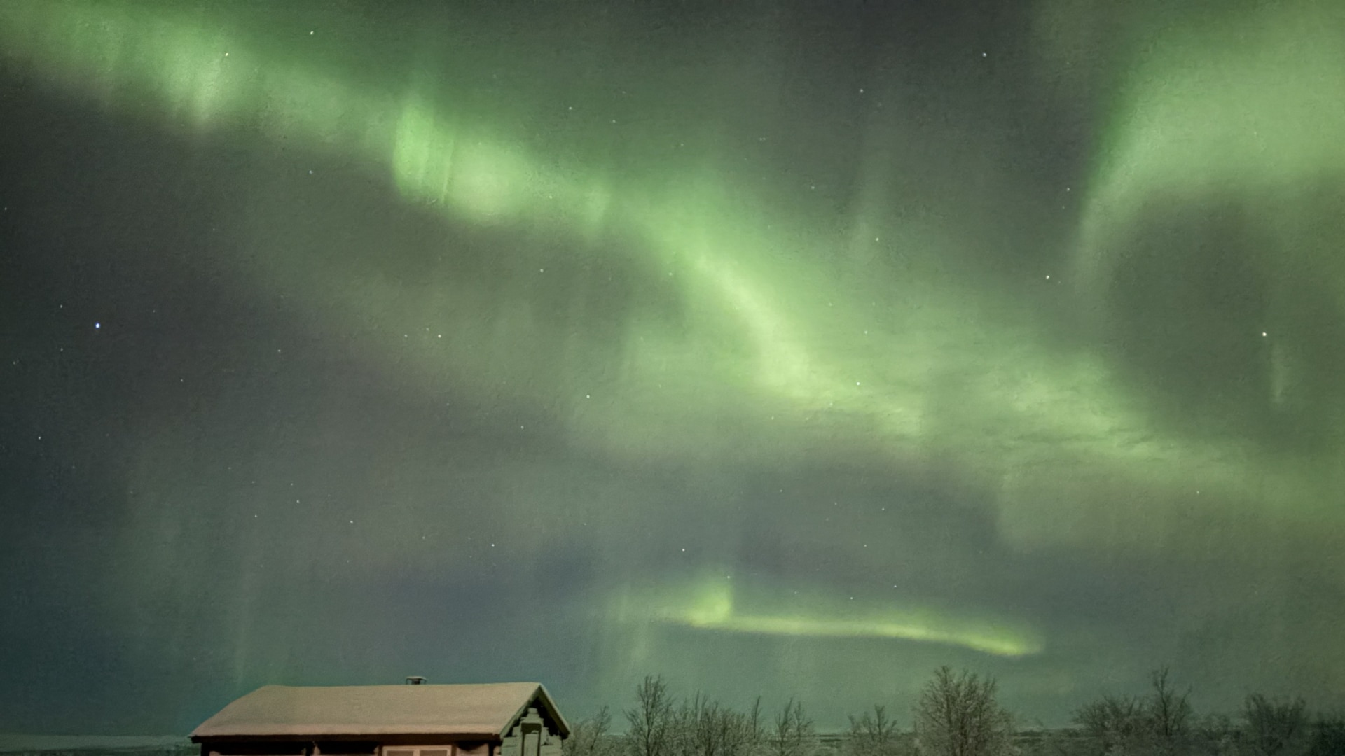 Polarlicht über Wildnishütte